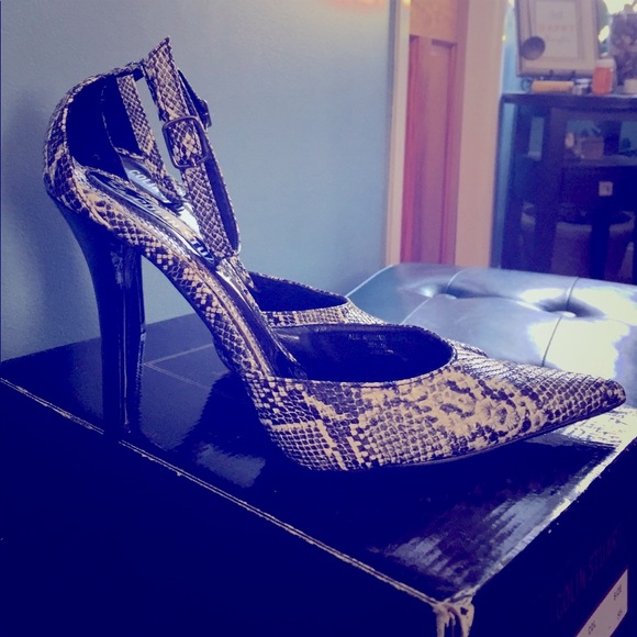 Snake skin pointy stilettos! - Picture 8 of 9